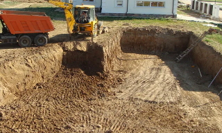 Рытье котлованов под фундамент в Горно-Алтайске – цена от 2552 руб. за м3 | 2Землекопа-Грн